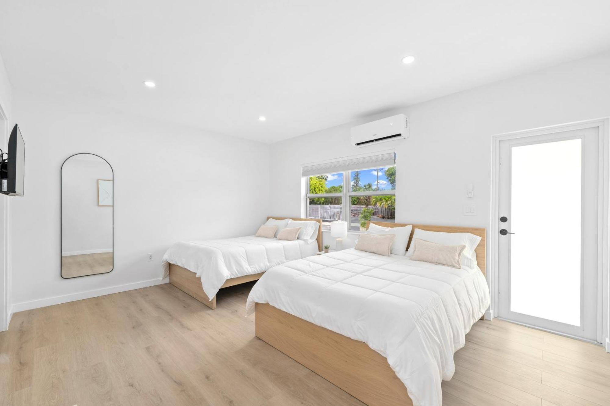 M Lake Worth Beach - Modern Villas Near West Palm Beach, Chic Retro Vibes, King Bed, Cozy Backyard, Bbq, Workspace, High-Speed Internet, Free Parking, 5 Minutes To Downtown & Beach ภายนอก รูปภาพ